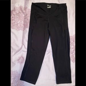 Old Navy active mesh panel Capri leggings